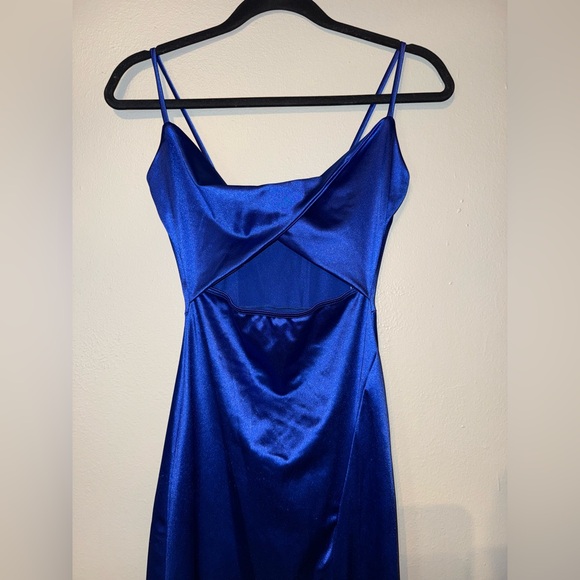 Elegant Blue Satin Dress - Picture 2 of 6